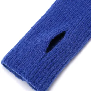 Detailaufnahme des blauen Strick-Armwärmers mit feiner Rippenstruktur und Daumenloch.