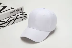 Detailansicht einer schlichten weissen Baseballcap, klassische Sonnenschutzmuetze Alltag.