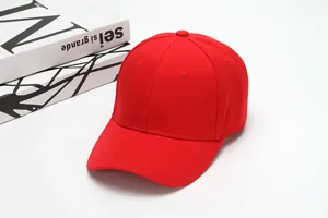 Klassische rote Baseballkappe Detailansicht, einfarbiger Freizeithut für den täglichen Sonnenschutz.
