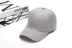 Einfarbige graue Baseballcap Detailansicht mit strukturiertem Stoff und klassischem Schirm.