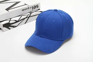 Blaue Baseballcap Detail, einfarbige Freizeitsonnenhut, schlichte gebogene Krempe.