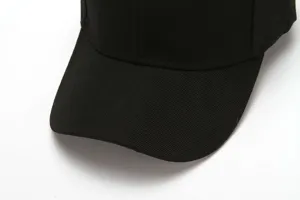 Nahaufnahme des schwarzen Baseballkappen-Schirms mit sauberen Nähten und Stofftextur.