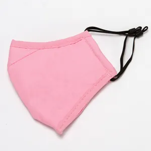 Roze herbruikbare stoffen gezichtsmasker met verstelbare oorlussen voor dagelijkse stof.
