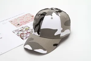 Dettaglio berretto da baseball mimetico, design classico con visiera curva, stile urbano.