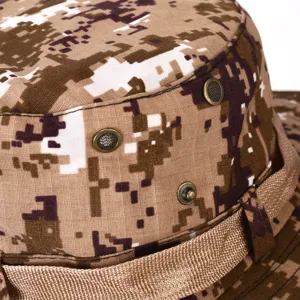 Λεπτομέρεια καπέλου bucket με ψηφιακό σχέδιο καμουφλάζ, μεταλλικές οπές και ραφές.