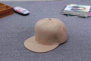 Detailansicht einer einfarbigen, khakifarbenen Flat Brim Baseballkappe im Hip-Hop-Stil.