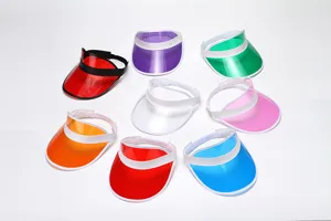 Bunte transparente PVC Sonnenblenden Detailansicht, leere Sommer Sonnenhüte bunt.