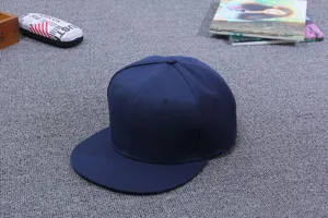 Einfarbige dunkelblaue Flat Brim Baseballcap für Damen und Herren, cooler Hip-Hop Hut.