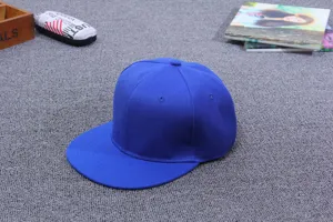 Einfarbige blaue flache Krempe Baseball Cap Hip Hop Hut lässige Streetwear Sonnenblende Detail.