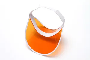 Transparenter oranger PVC Sonnenschutz-Visiere Detail, weißer Rand und Gummizug, Sommer.