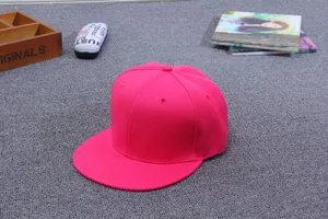 Heller rosa flacher Krempen Baseball Cap einfarbige Hip Hop Mütze für stylische Streetwear.