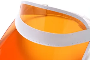 Nahaufnahme des transparenten orangefarbenen PVC-Sonnenvisiers mit weißem Kunstlederrand.