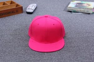 Einfarbige rosafarbene Baseballkappe mit flacher Krempe, Hip-Hop Sonnenhut, Detailansicht.