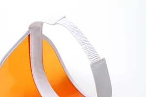 Detailansicht des transparenten orangen Sommer PVC Sonnenschutzvisiers mit weißem Gurt.