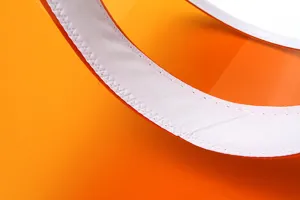 Transparente orange PVC Sonnenblende Detail, stylischer leerer Sonnenhut Sommer UV Schutz.