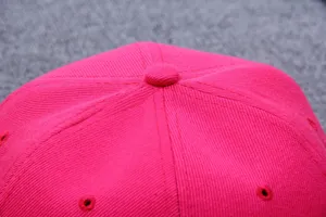 Rosa Baseballkappe Detailansicht der Oberseite mit feinen Nähten und Belüftungslöchern.