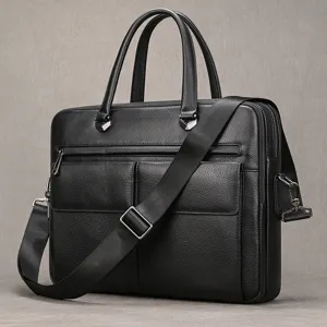 Detalle de maletín de cuero negro para hombre, superficie de piel texturizada y herrajes metálicos.