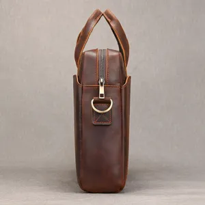 Dettaglio profilo laterale borsa ventiquattrore in vera pelle con dettagli metallici.