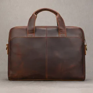 Primo piano dettaglio delle eleganti maniglie della ventiquattrore in vera pelle marrone.