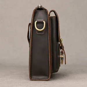 Detailansicht der Vintage Echtleder Herren Gürteltasche aus Crazy Horse Leder mit Metallbeschlägen.
