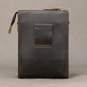 Nahaufnahme Detail der Vintage Echtleder Herren Gürteltasche Handy Tasche mit Reißverschluss.