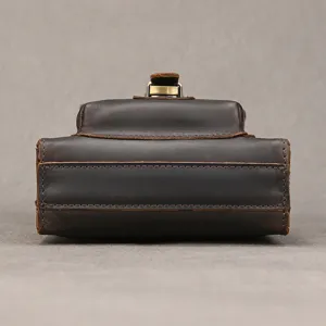 Nahaufnahme der braunen Vintage Handytasche aus Leder, hochwertige Nähte und Metallbeschläge.