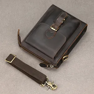 Vintage echtes Leder Detail zeigt feine Textur, Metallbeschläge und abnehmbaren Gurt.