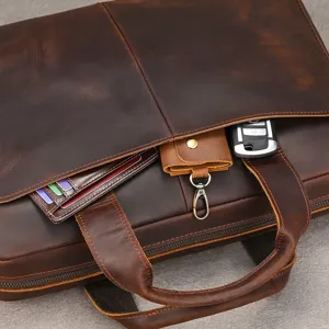 Borsa ventiquattrore uomo in vera pelle dettaglio texture vintage e tasca portaoggetti.