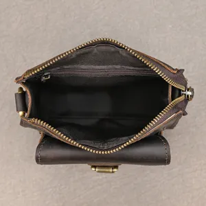 Detaillierte Draufsicht auf das Innere einer Vintage Herren Echtleder Handytasche.