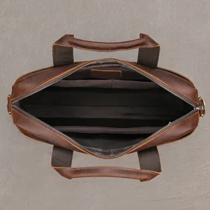 Borsa ventiquattrore uomo in vera pelle dettaglio con scomparti interni e spazio.