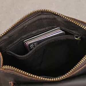 Detailansicht des Lederbeutels innen mit Reißverschlusstasche und Kartenfächern.
