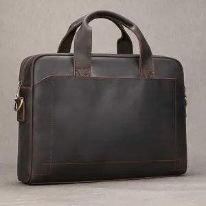 Vista dettagliata della borsa da lavoro da uomo in vera pelle con cuciture a contrasto.