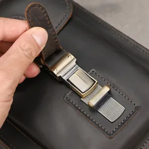 Nahaufnahme der Metall Schnalle von echtem Vintage Leder Crazy Horse Herrentasche.