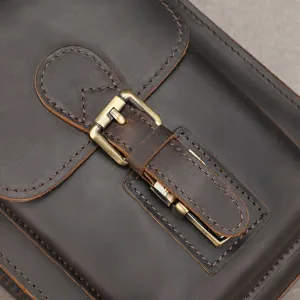 Detailaufnahme einer Retro echtes Leder Handytasche im Vintage Stil mit Messingteilen.
