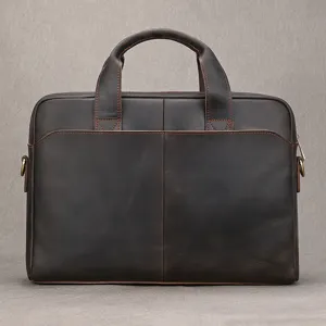 Primo piano dettagliato di una borsa in vera pelle marrone con cuciture e finiture pregiate.