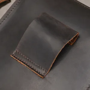 Detailansicht der robusten Ledergürtelschlaufe und feinen Nähte an der Vintage-Tasche.