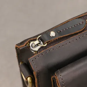 Detailansicht der Retro echt Leder Herrentasche mit Reißverschluss und schönen Feinnähten.