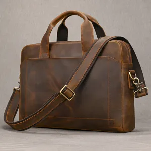 Dettaglio borsa ventiquattrore in vera pelle da uomo, borsa porta computer business con tracolla.
