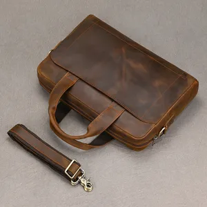 Dettaglio borsa porta PC in vera pelle marrone, resistente cartella in pelle bovina con tracolla.