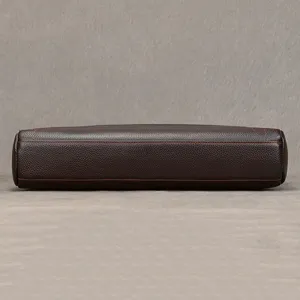Vista di dettaglio del fondo della borsa in pelle marrone con cuciture resistenti.