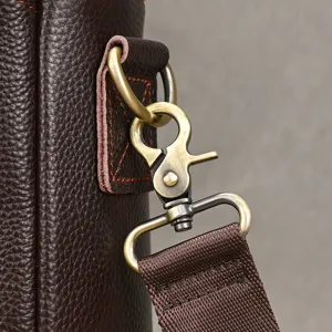 Dettaglio fibbia tracolla borsa in pelle da uomo, primo piano hardware borsa in vera pelle.