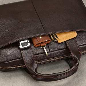 Vista dettagliata della borsa ventiquattrore in vera pelle da uomo con tasche anteriori.