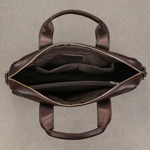 Borsa da lavoro uomo in vera pelle vista dettagliata con scomparti interni capienti.