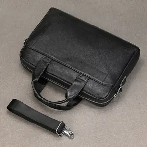 Vista dettagliata della ventiquattrore e borsa porta pc da uomo in vera pelle nera.