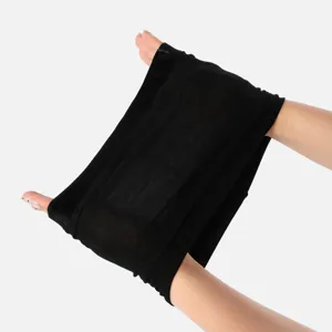 Gedetailleerd overzicht van zwarte elastische chemo-muts, effen elastische stoffen muts.