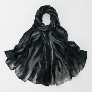 Elegantes Damen Viskose Verlauf Langtuch, weiches Hijab Tuch und modischer Schal fuer Alltag.