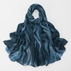 Detailansicht des blauen Viskoseschals mit weicher Textur und feinen Nähten an den Rändern.
