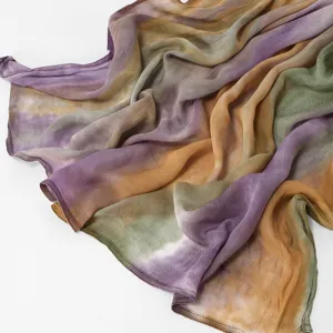 Detailaufnahme des weichen Viskose-Farbverlaufsschals mit harmonischen Regenbogenfarben.