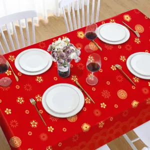 Vista detallada del mantel rojo de Año Nuevo chino con motivos florales dorados.