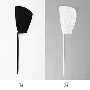 Gedetailleerd overzicht van effen elastische strikmutsen in zwart en wit voor dagelijks gebruik.